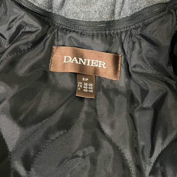 Danier Black Leather Jacket with Gray removable Inner Layer - Picture 4 of 13